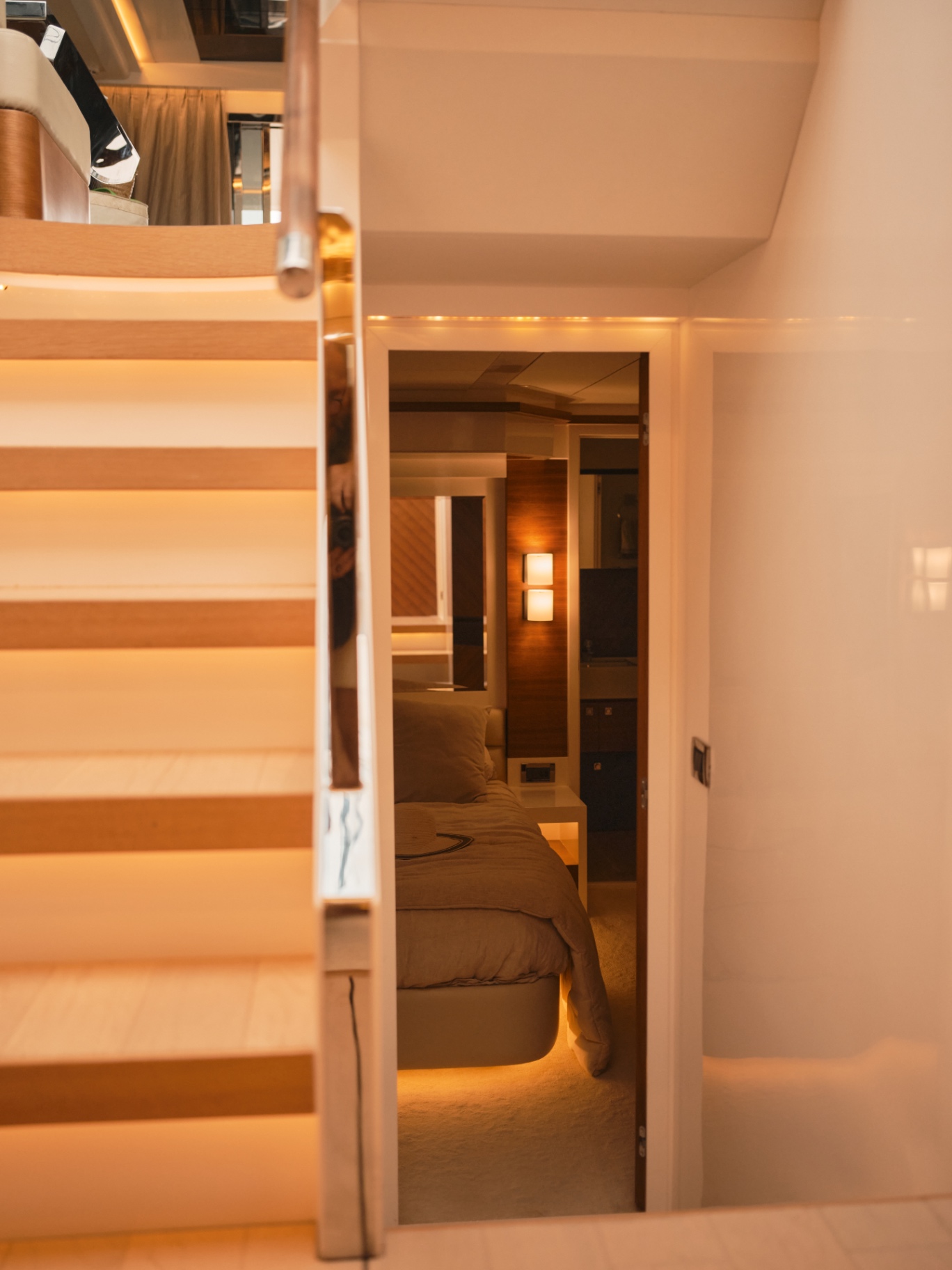 Cabina principal del yate Horizon E54 con iluminación cálida