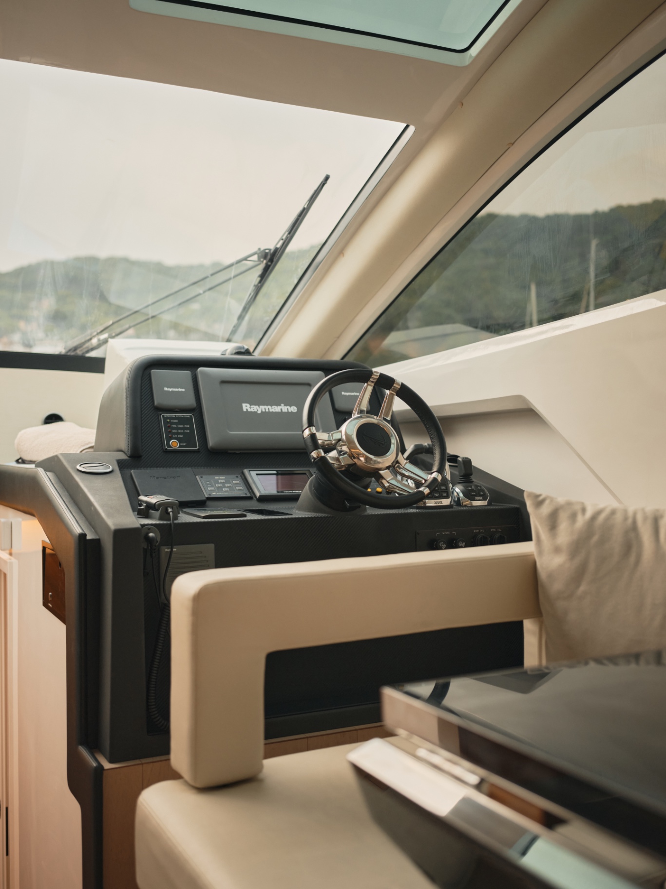 Puesto de mando del yate Horizon E54 con instrumentación Raymarine
