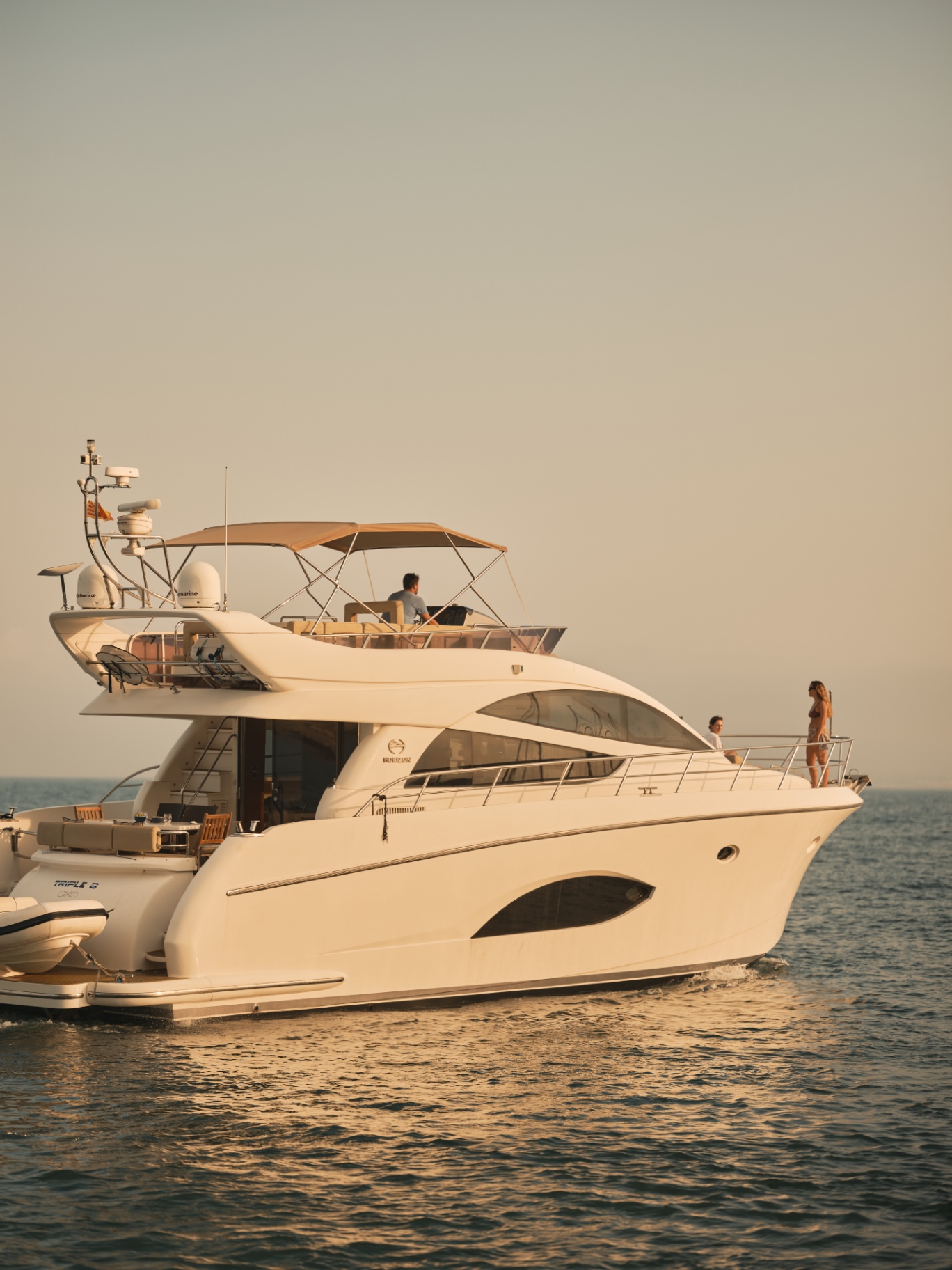 Vista lateral del yate Horizon E54 con flybridge