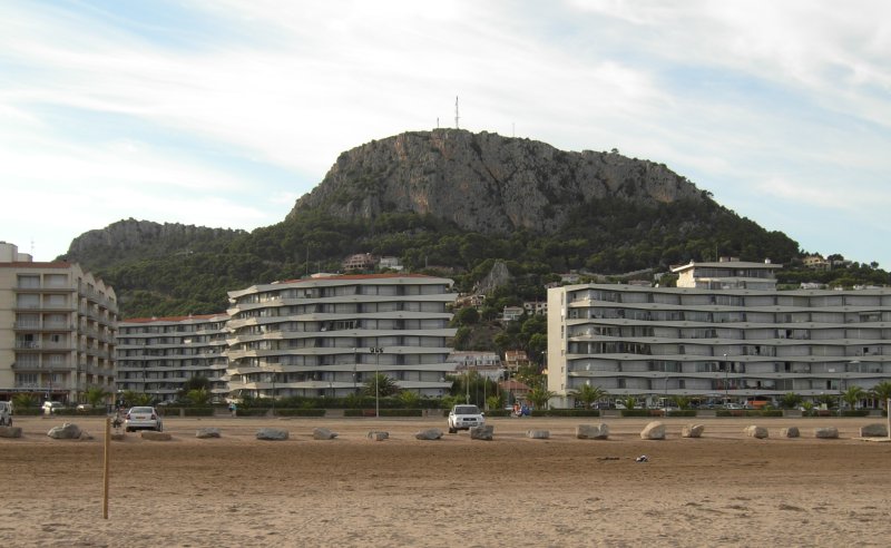 Edificios altos de apartamentos en primera línea de mar de L'Estartit, urbanismo de los años 70