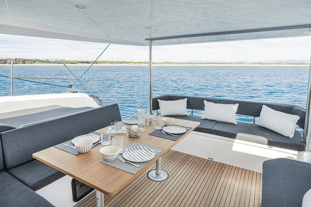 Zona de comedor exterior del catamarán