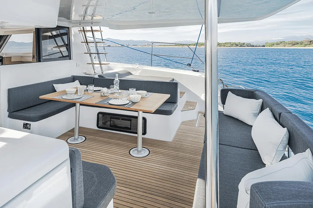 Mesa y sofás en la cubierta del catamarán