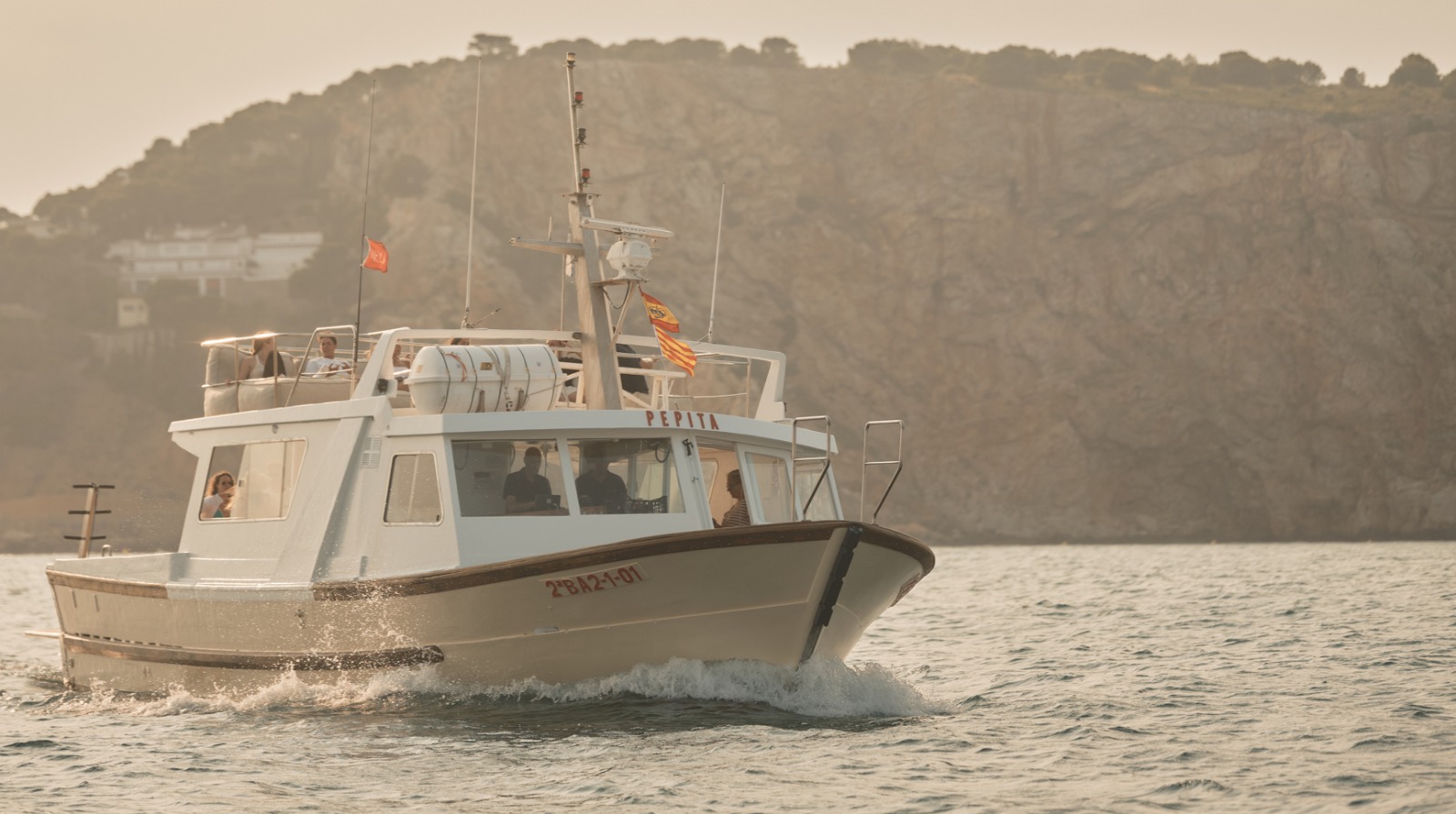 Barco clásico Pepita en el puerto de l'Estartit, Costa Brava