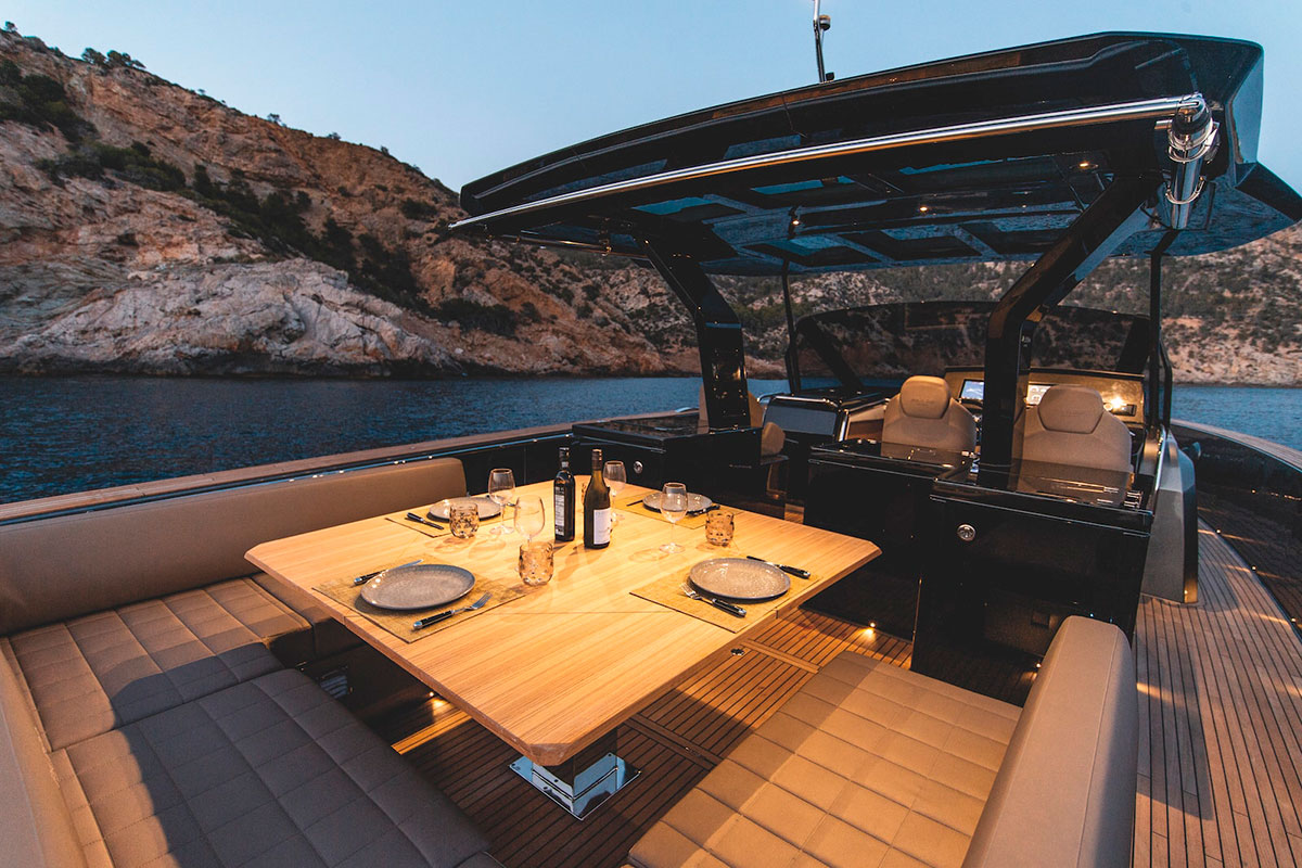 Zona de comedor del Super Yate