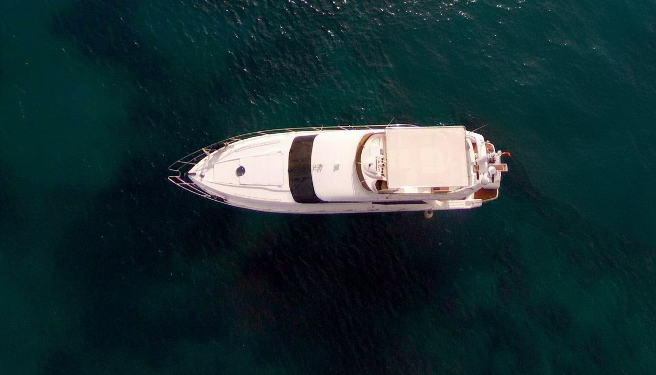 Vista aérea del yate Princess 60 en el mar Mediterráneo